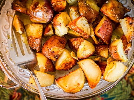Пресни картофи соте без пържене с розмарин и чесън - снимка на рецептата